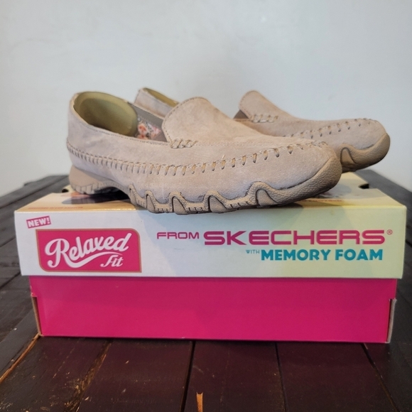 Skechers Memory Foam Grey Taupe Greige Loafers Women's 7.5 Relaxed Fit Suede Box - Picture 1 of 8